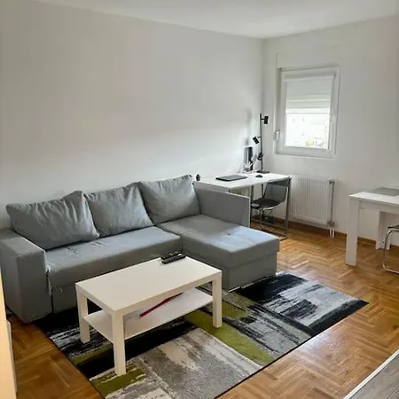 Cozy Corner Apartment *